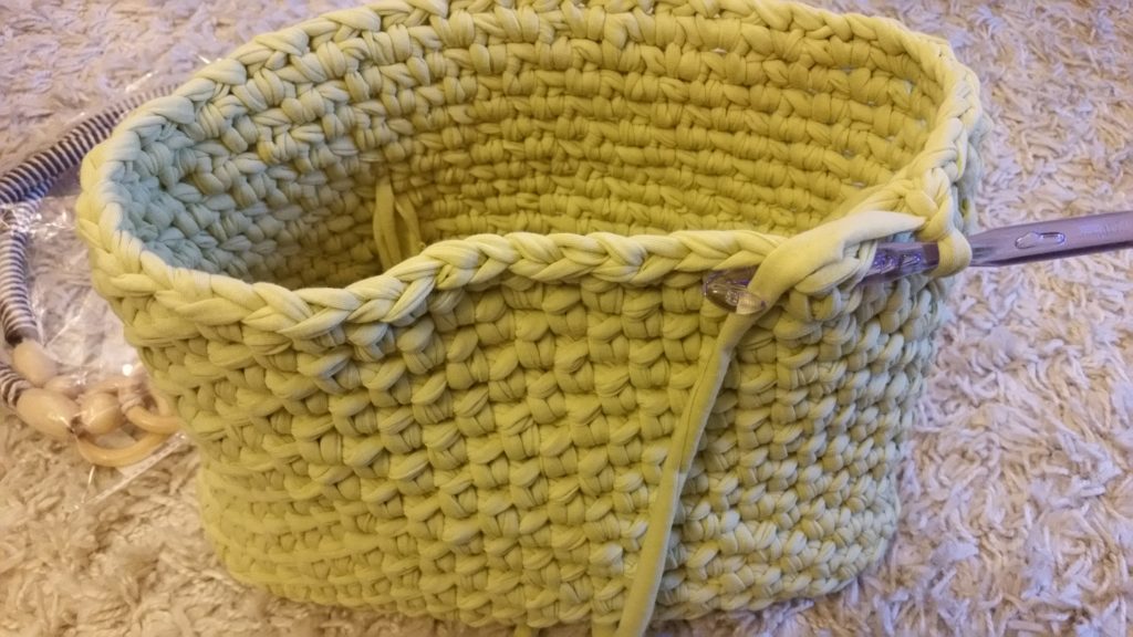 Eine Handtasche aus Textilgarn