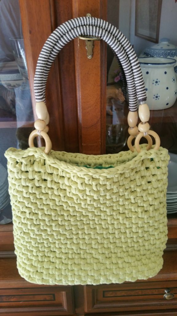 Eine Handtasche aus Textilgarn