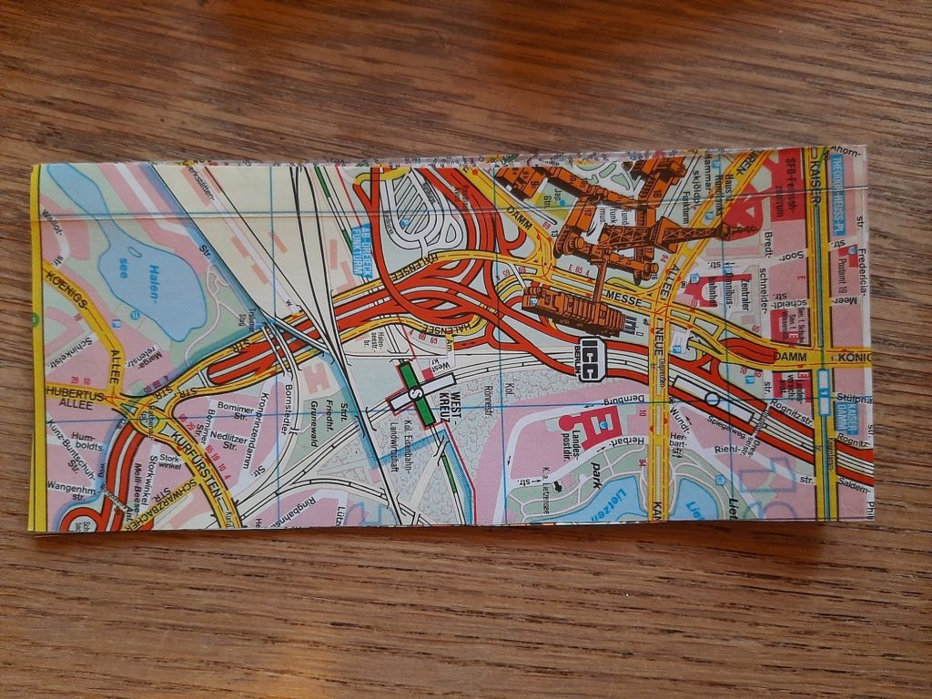 DIY Stadtplan-Handtasche: foliertes Stadtplanstück